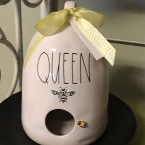 Queen bee birdhouse